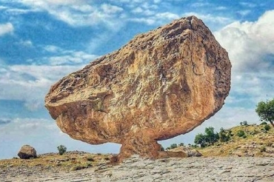 گرز لنگر دره شهر؛ سنگی که جاذبه را به سخره می گیرد+فیلم